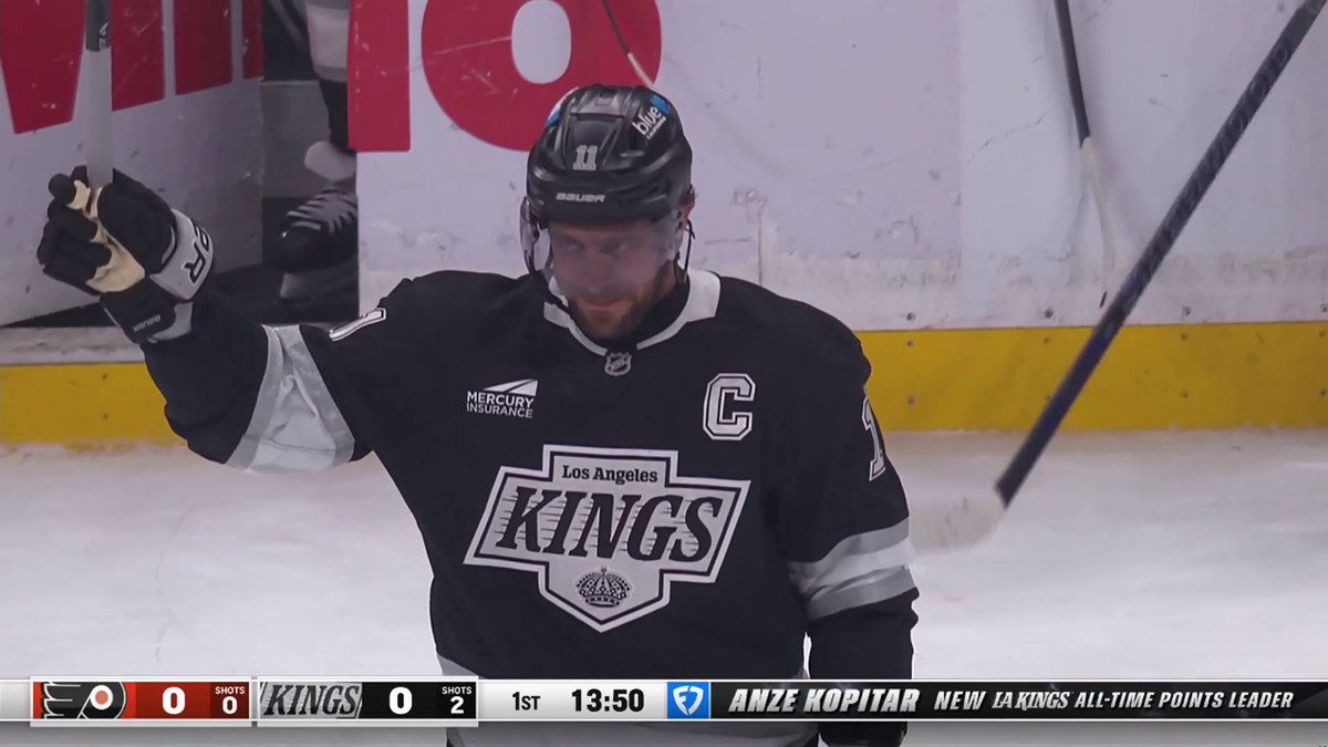 A well-earned standing ovation for Anze Kopitar as the LA Kings honor their all-time points leader tonight! 👏