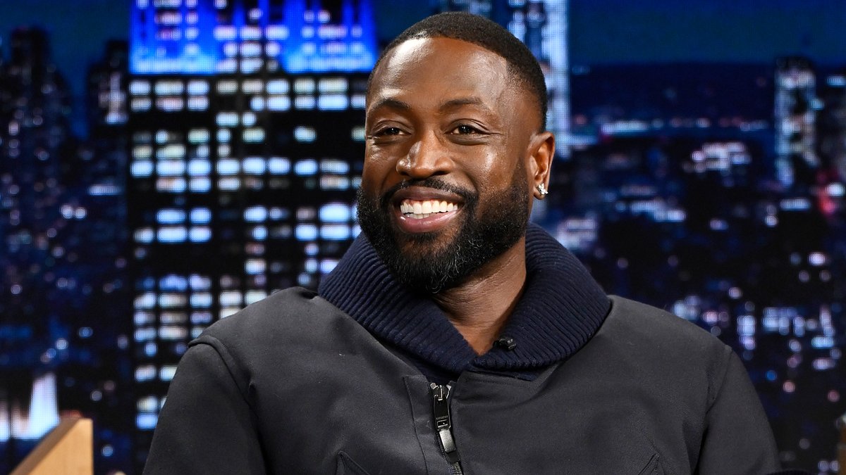 .DWade wants LeBron James to sign their iconic no-look alley-oop photo before he retires 🥹 #FallonTonight