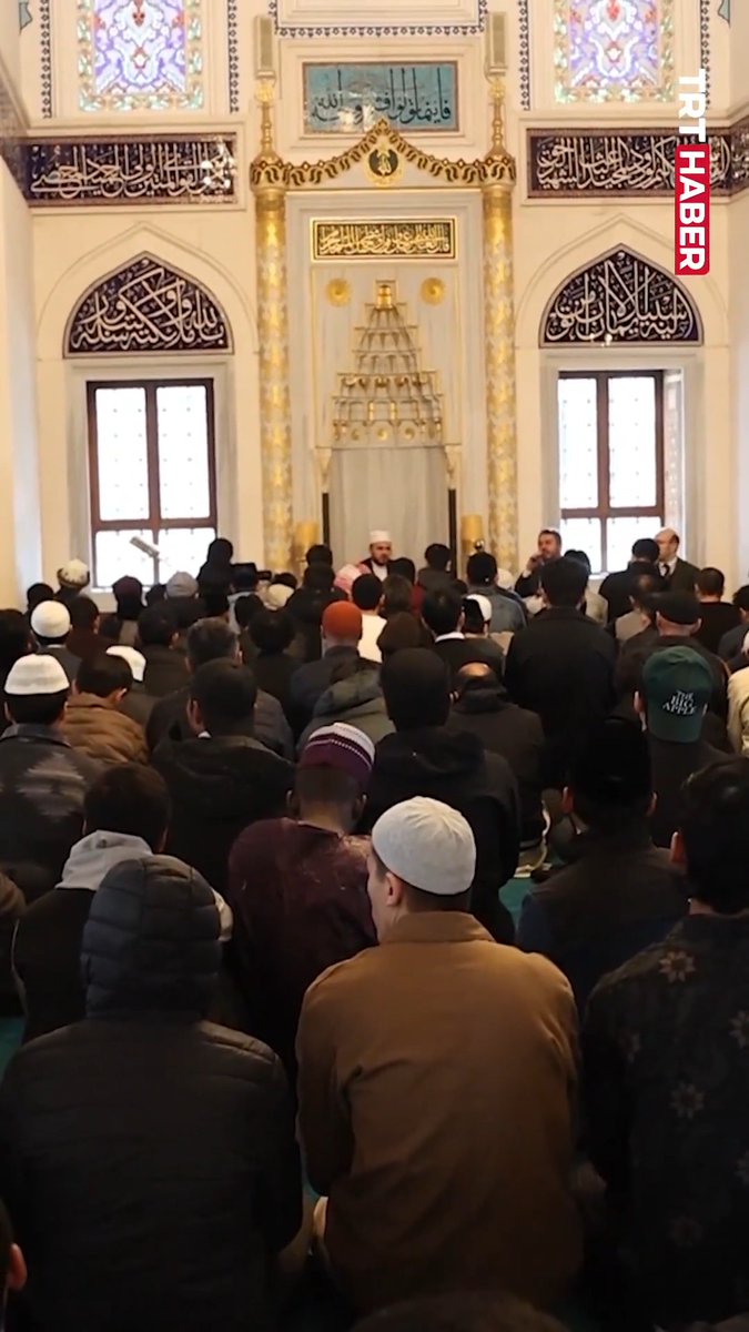 Japonya'da yaşayan binlerce Müslüman, Ramazan Bayramı namazı için Tokyo Camii'nde bir araya geldi.