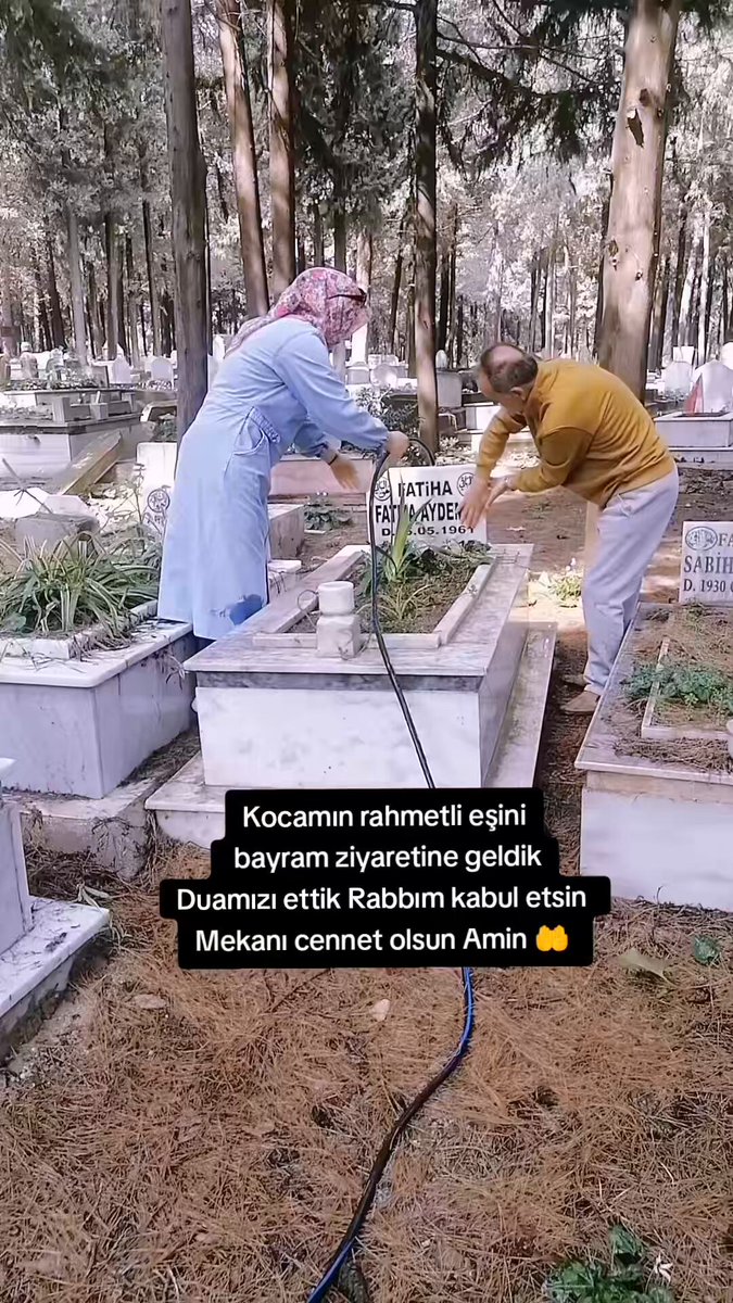 Bayramda mezarlığa giden bir kadın, kocasının eski eşinin mezarını birlikte yıkayıp temizlediği anları paylaştı: “Duamızı ettik, Rabbim kabul etsin, mekanı cennet olsun.”