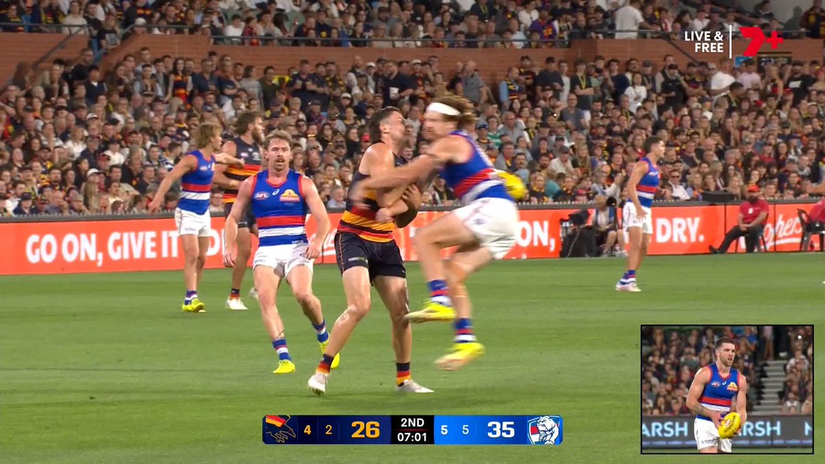 "A few non-decisions there..." Richo on this sequence 👇 #AFLCrowsDogs