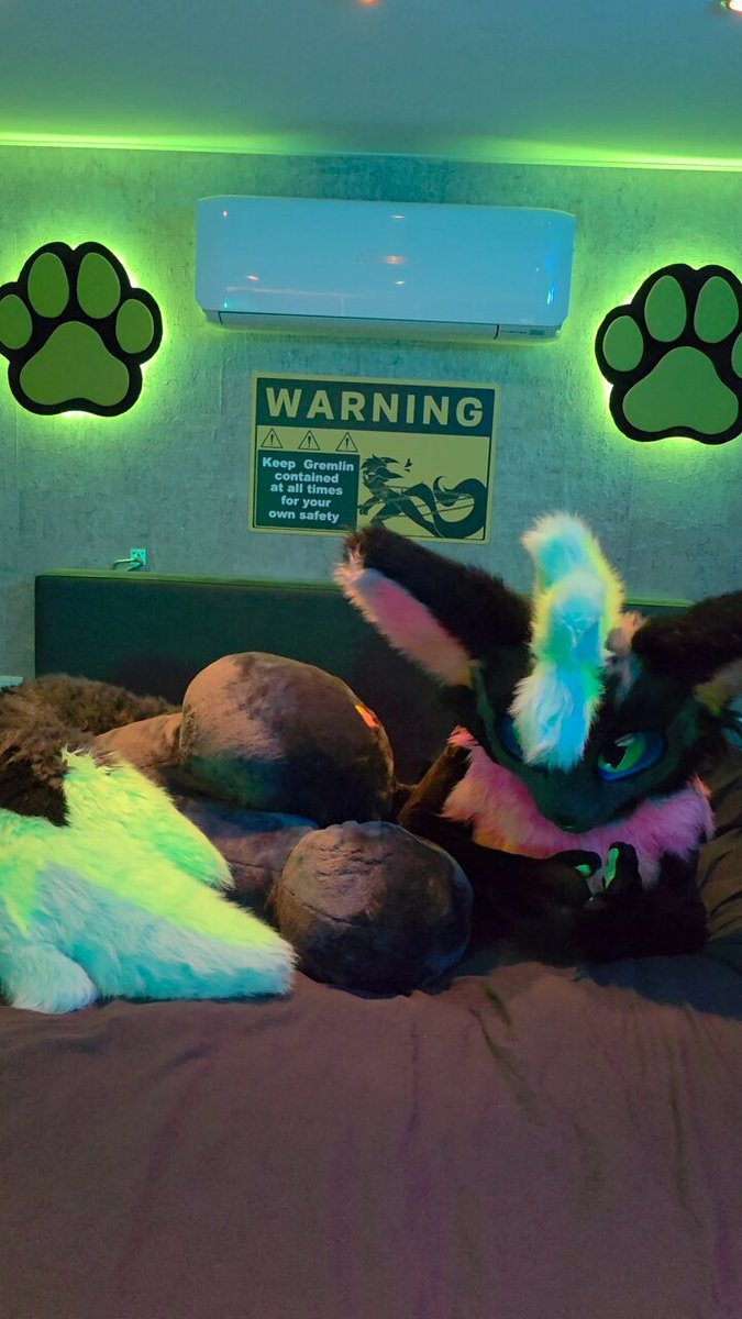 >:D Happy #FursuitFriday