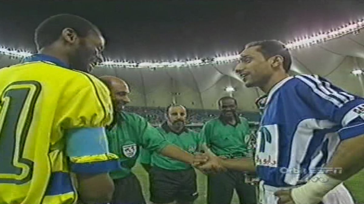 استطاع #النصر الفوز على الهلال كالعادة و ( أخرجه )من المربع الذهبي عام 1420هـ 💛💙 🎞️ كانت بعد عودة النصر من المشاركة في كأس العالم للأندية كأول فريق آسيوي عالمي من قارة آسيا 🌏💛🩵