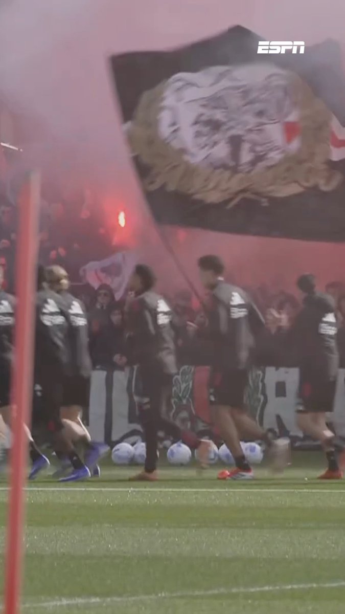 🚨🇳🇱 Before the derby match vs Feyenoord on Sunday, Ajax ultras attended their team training session to show support! 🔴⚪️🧨