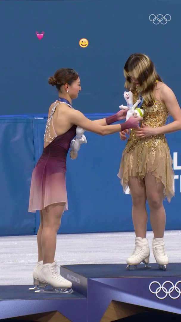女子シングルの表彰台で…😍💞 坂本花織選手がアリサ・リュウ選手にティナの固定方法を直伝✨ 3人揃ってティナを固定して表彰台に立ちました👏😉 #オリンピック | #ミラノ・コルティナ2026