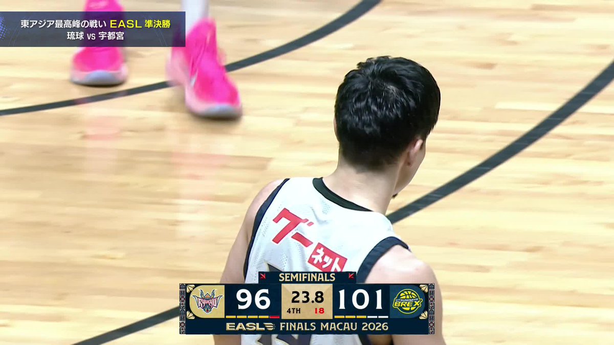【EASL】 3/20(金) 準決勝 試合終了 ブレックス 103 - 96 琉球 #9 遠藤が3Pシュートを決めるも琉球に3Pシュートを決められ、なかなか点差を縮められない。 #25 ニュービル、#34 ジェレット、#33 エドワーズ、#6 比江島が3Pシュートを決めて点差を縮める。 さらに#25 ニュービルがAND1を決めて、1点差に詰め寄ると、#25 ニュービルが3Pシュートを決め、89-87とリードを奪い返す。 #34 ジェレットが3Pシュートを決めると、速攻から#12 高島がレイアップを決める。 激しく追い上げてくる琉球に苦しめられながらも、103-96で勝利し、決勝進出を決める！！ 本日も勝利の後押しをありがとうございました！ ▼U-NEXTでEASL独占生配信 #Transcend #BREX