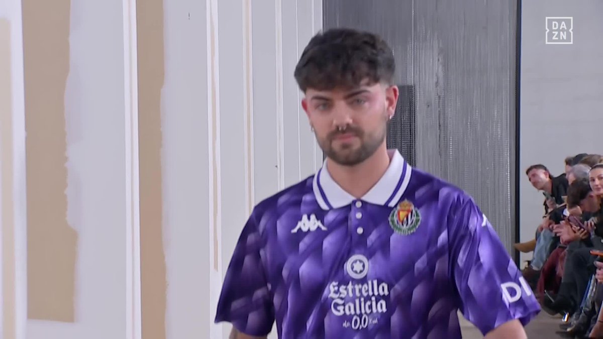 ¿Se puede uno enamorar de una camiseta? 😍 Qué pasada la del Real Valladolid C.F. para la jornada Retro de LALIGA ✨ Inspirada en la temporada 1991/92 🥰 #LALIGARETRO #LALIGAFashionNight 🚶🏻