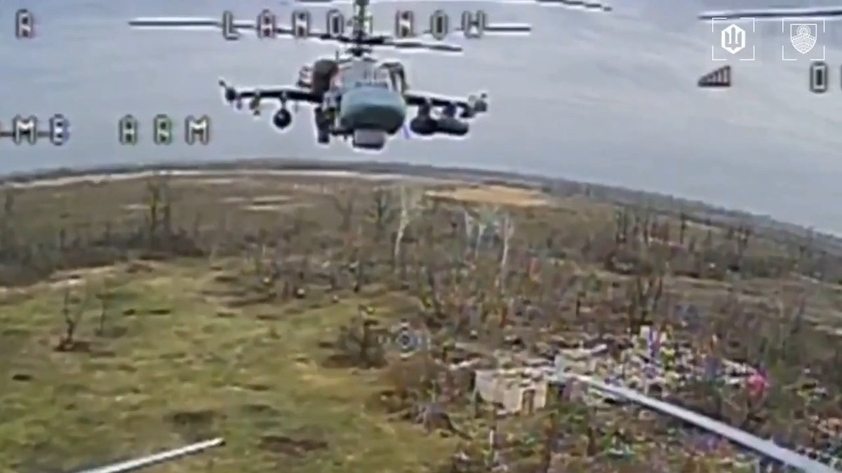 Rus Ka-52 Alligator helikopterinin FPV Dronla vurulma anı ve sonrasında yaşananlar. Rus kaynakları helikopterin başarılı şekilde indiğini ve mürettebatın kurtulduğunu iddia etmişti ancak görüntülerde mürettebatın da FPV Dronlarla vurulduğu görülüyor. (+18 görüntüler çıkarıldı)