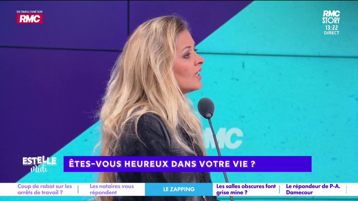 🎙️ Estelle Denis : "Vous mettez votre chien Dodu avant les autres gens de votre famille ? Mais vous avez des sœurs..." 🎙️ Carine Galli : "Oui ! Mes parents et Dodu ! Si vous voulez que je vous parle d'une de mes cousines car on est une immense famille, je serais faux-cul"