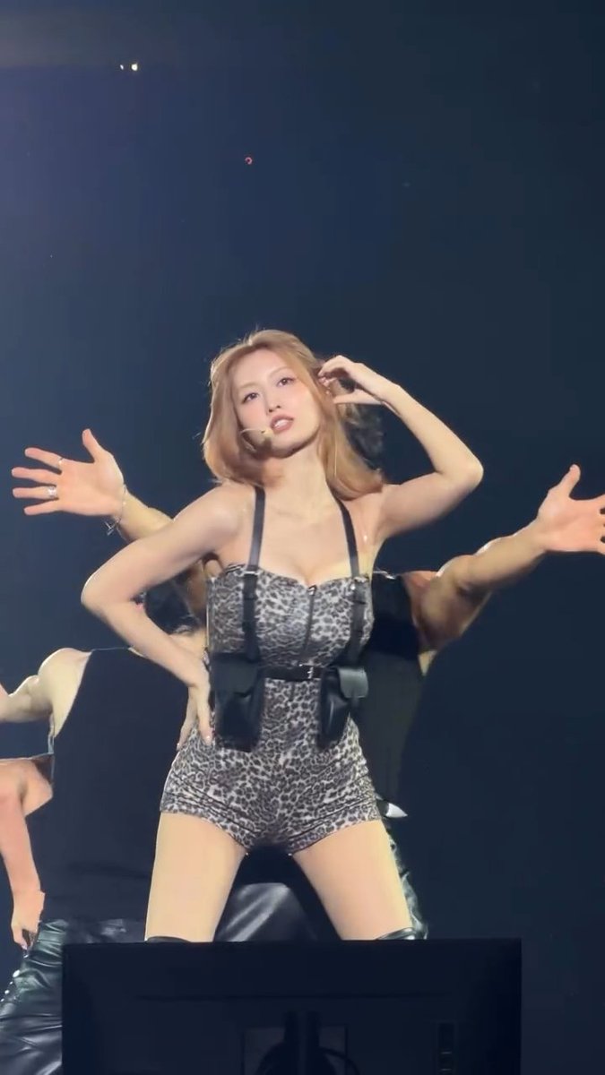 MOMO NEW OUTFIT FOR MOVE LIKE THAT