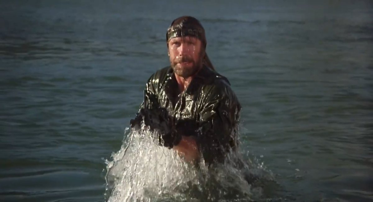 Antes que el aura existiera, Chuck Norris ya farmeaba. ¡Mira esa entrada papi! Matando gente sin una sola expresión en su rostro, como Dios manda. Ya no los hacen así. QEPD