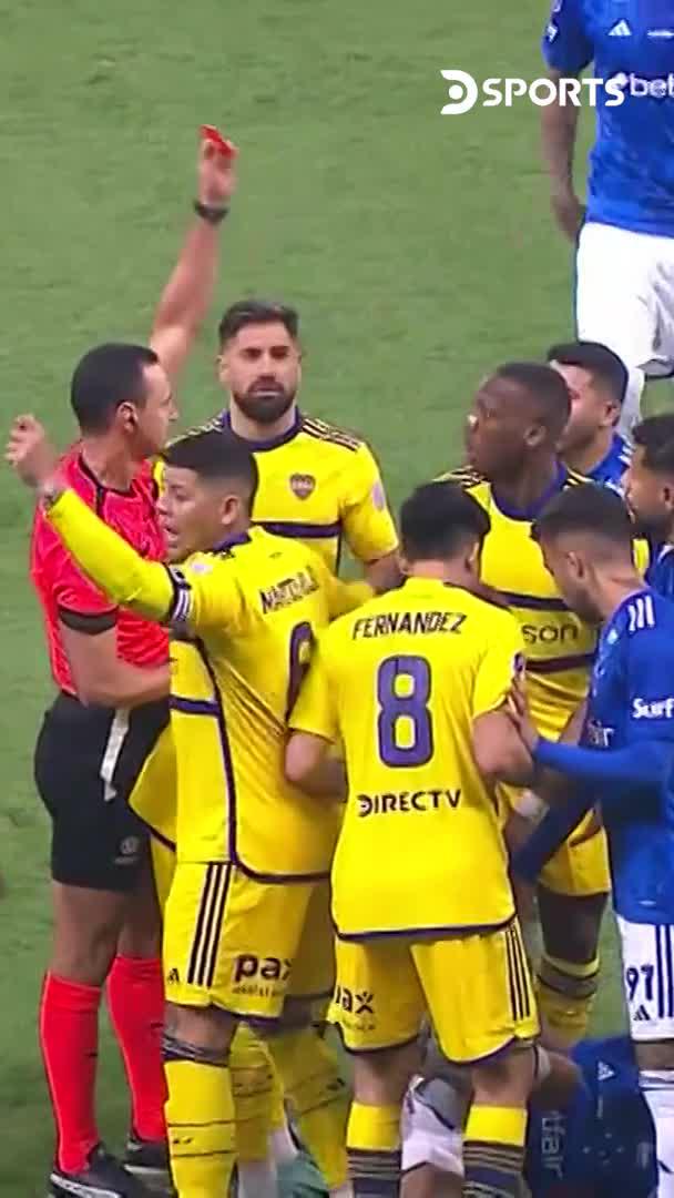 Arrancamos el partido con una jugada preparada desde el saque inicial, pero Advíncula se hizo echar a los 10 segundos. Increíble.