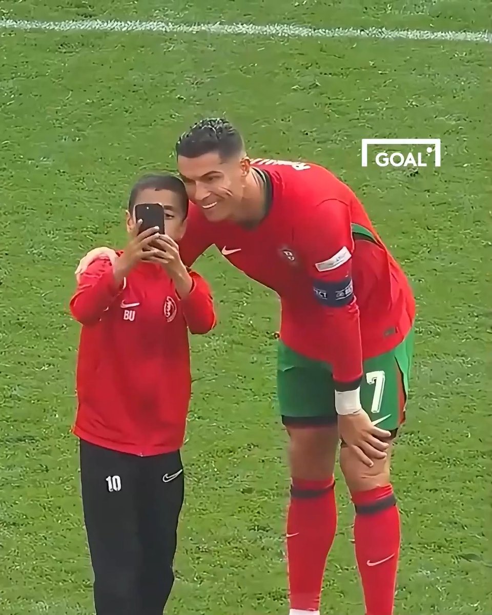رونالدو أفضل لاعب في التعامل مع الجماهير؟ 🤔 شاهد الفيديو واحكم بنفسك 😉