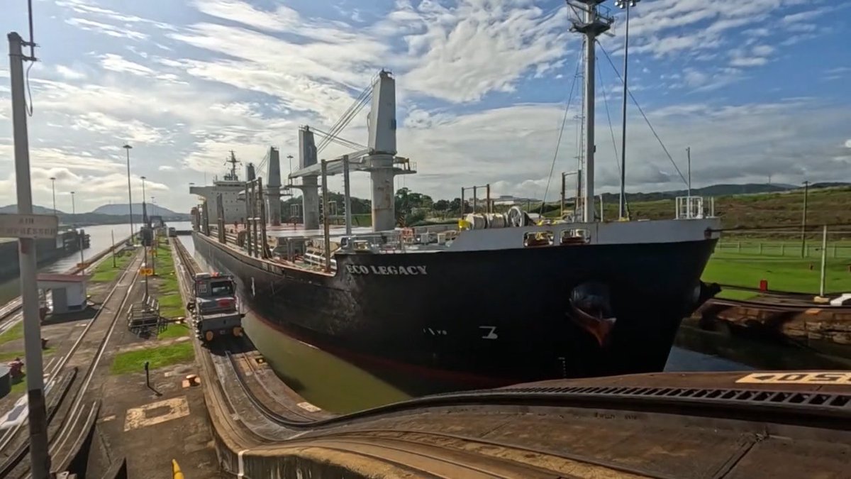 🇵🇦 Prosperidad en Ciudad de Panamá, desempleo en el resto En la carretera que une Ciudad de Panamá y Colón se hace evidente un contraste profundo: mientras la capital exhibe modernidad, la ciudad de Colón sigue atrapada en el desempleo