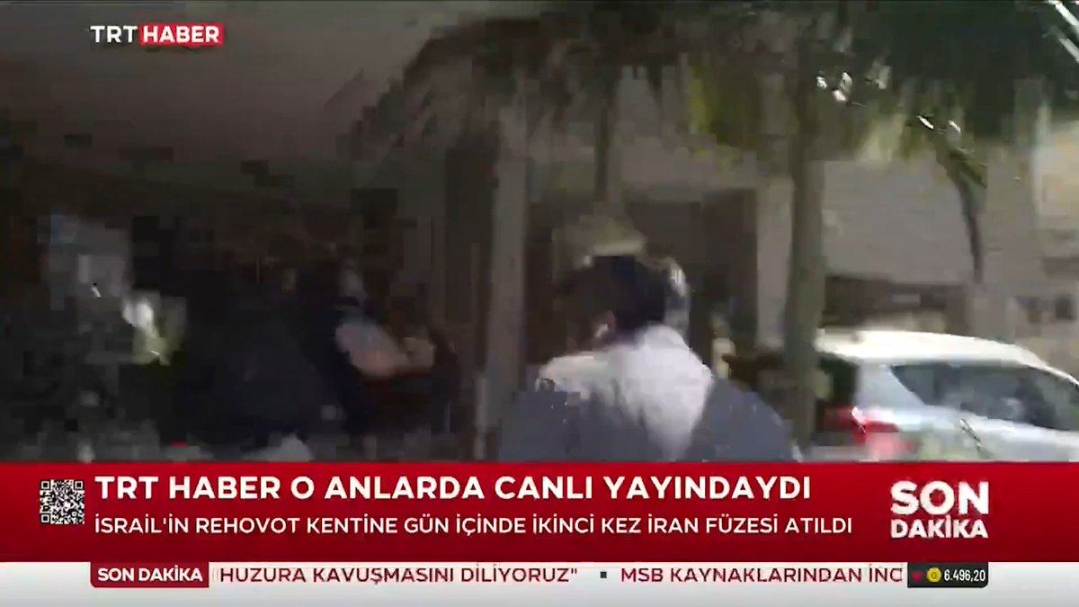 İran'ın misilleme saldırısı düzenlediği İsrail'de hareketli anlar yaşandı. Balistik füze parçaları Rehovot kentine düştü. TRT Haber ekipleri o anlarda canlı yayındaydı.