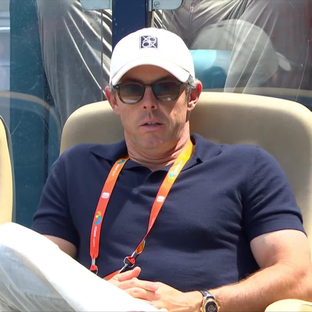 Golf royalty 🙌 Rory McIlroy in the house to watch Casper Ruud at #MiamiOpen