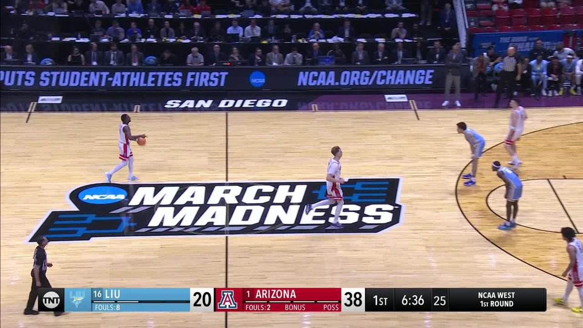 Smooth finish at the rim 😮‍💨 #MarchMadness