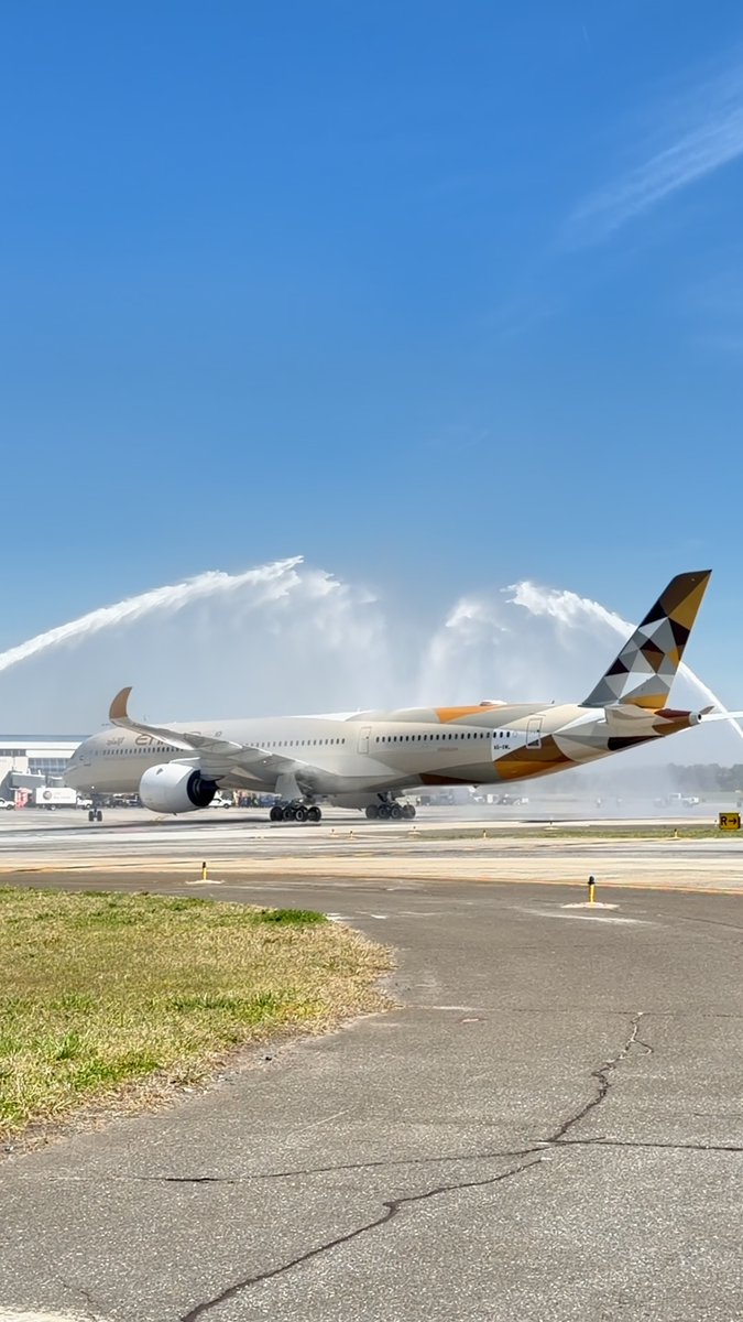 Welcome to CLT, Etihad Airways! Etihad’s arrival at CLT brings the Airport to 44 international destinations, adds a fourth foreign flag carrier and introduces a new long-haul connection, opening the door to Southeast Asia. ✈️ It also marks the first scheduled service of the Airbus A350-1000 in CLT’s history.