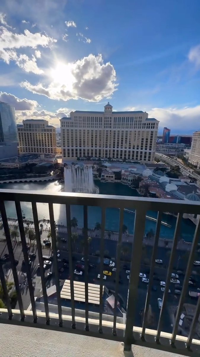 Vegas balcony views will never disappoint 🤗