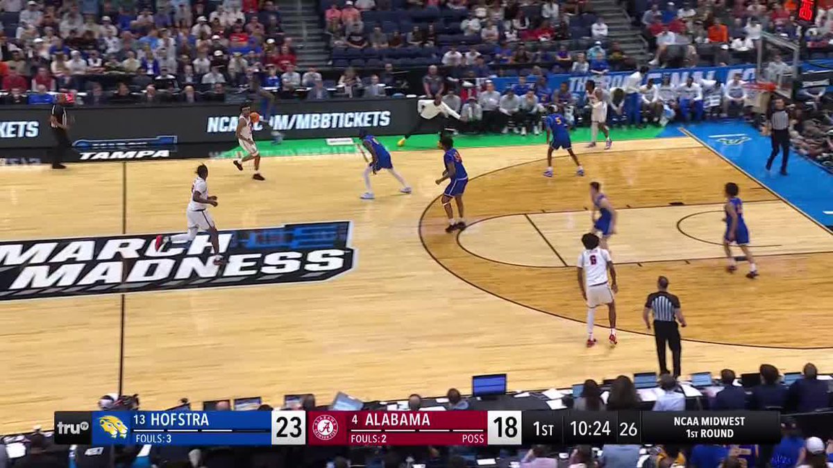 HOFSTRA IS HERE. Double-digit lead over Bama 👀