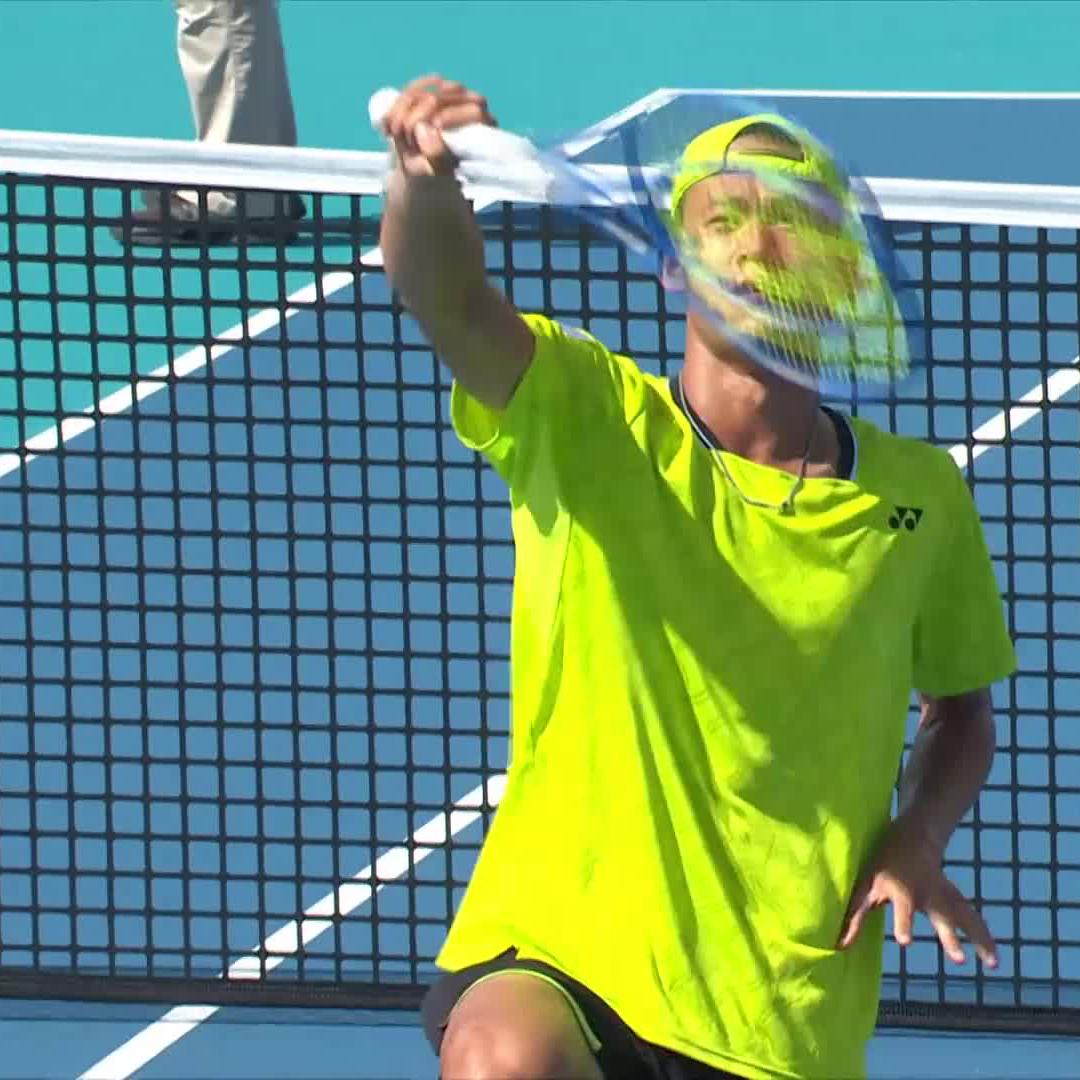 19-year-old Rei Sakamoto just got his first tour-level win at the Miami Open and had the coolest reaction. Using his racquet as a katana. 🇯🇵🗡