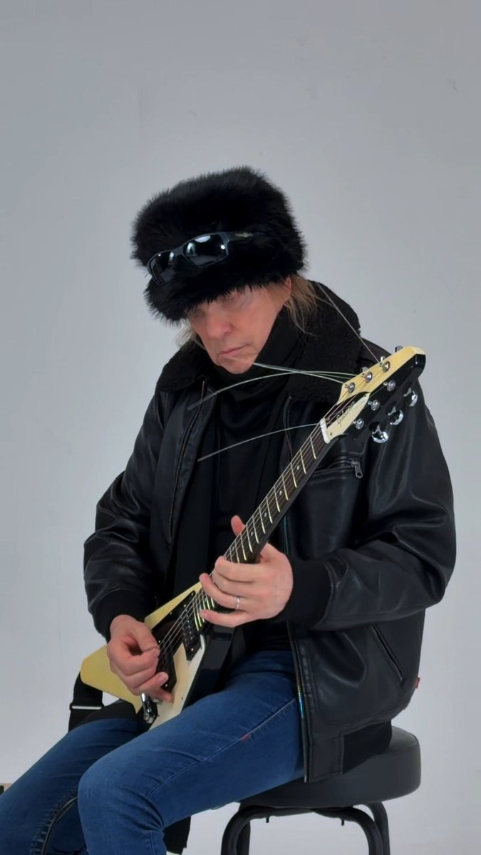 Turn it up and let it soar! Michael Schenker demos his signature 1971 Flying V Collector’s Edition and shows us how flying leads should sound.