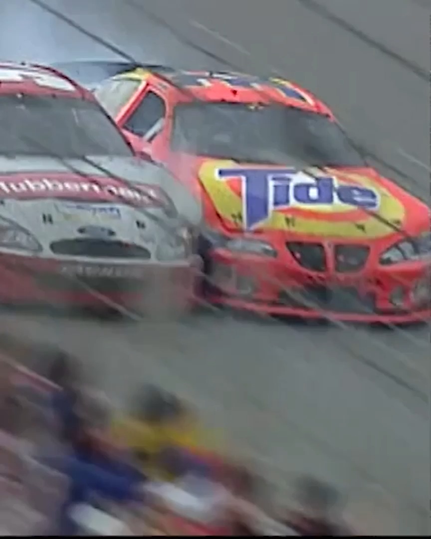 This Darlington Raceway finish is a timeless classic. 📸