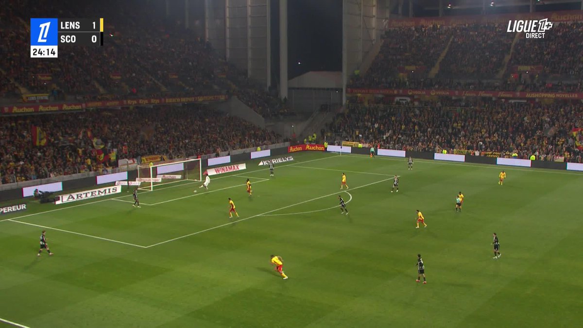 😋 𝗣𝗘𝗧𝗜𝗧 𝗣𝗢𝗡𝗧 + 𝗣𝗘𝗧𝗜𝗧 𝗣𝗜𝗤𝗨𝗘́. Le délice d’Odsonne Édouard 🇫🇷 permet à Lens de déjà faire le break face à Angers. ⚽️❤️💛 🎥 L1+
