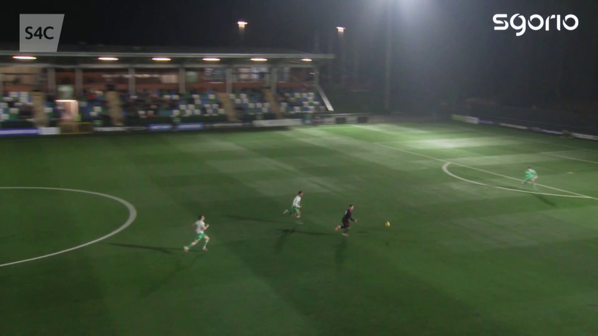 Cerdyn coch i Jack Edwards 🟥 Red card! TNS goalkeeper Jack Edwards is dismissed for a challenge on Jordan Davies!