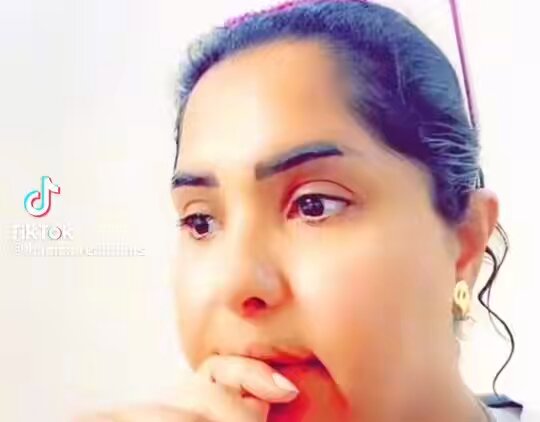 يفشلللل بنت خالي كان عندها حسابين وانا فيهم قبل مده كنت اكلمها من حسابها العادي و لاحظت في الاقتراحات طلعلي حساب لها لانه البروفايل صورتها و كانت مسويه مشاركه للستوري من نفس الحساب فسويت فولو لحسابها اللي طلعلي وهي قبلته والحين لما دخلت أرسلها مسج اكتشفت انه كان نفس الحساب القديم