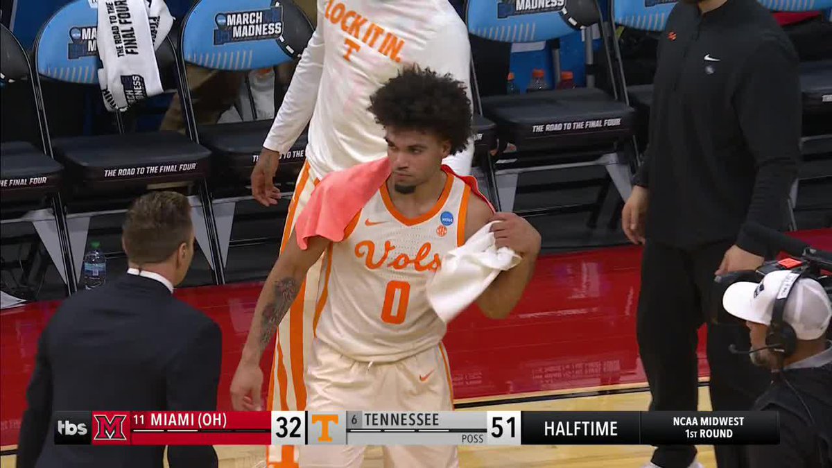 Tennessee beats the half-time buzzer 🚨