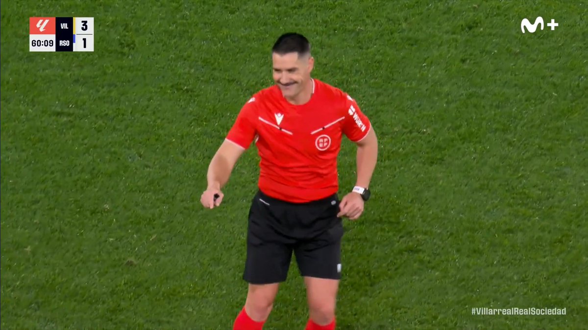 ⚽️ Marcelino se mete en el terreno de juego para retirar un balón con su equipo ganando 3-1 (no debería hacerlo según reglas). 😂Y Miguel Ángel Ortiz le amaga con la🟨... pero no la muestra.👍🏻