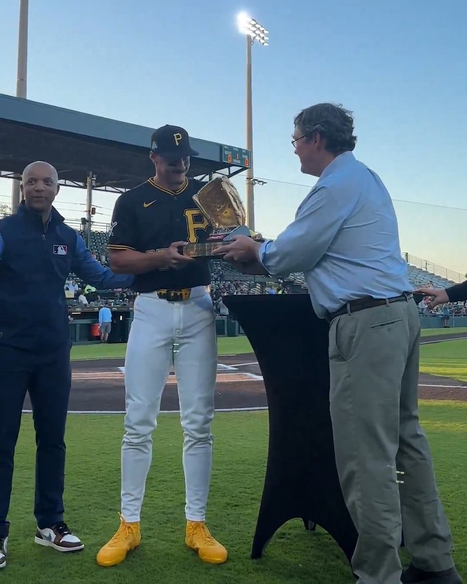 Konnor Griffin was presented with his 2025 Rawlings Baseball Minor League Gold Glove Award prior to tonight's Pittsburgh Pirates #SpringBreakout game 👏