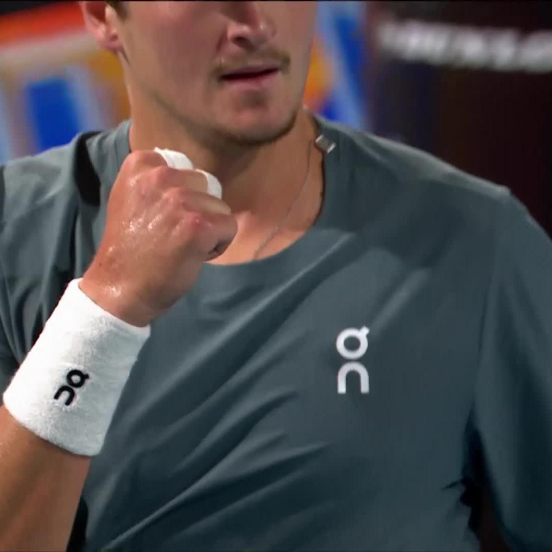 João Fonseca wins a GORGEOUS point against Carlos Alcaraz in Miami. All court brilliance. 🇧🇷😮‍💨
