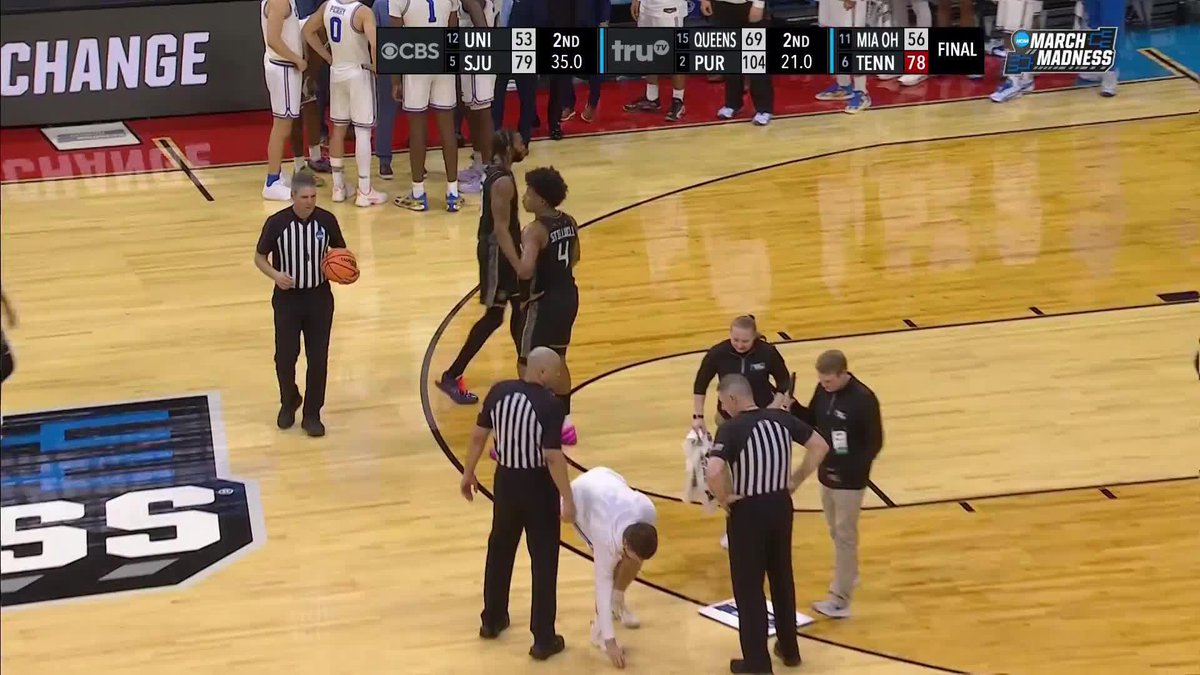 Jack Seidler picked up his teammate Skyy Clark's tooth after it got knocked out 🤝 UCLA Men’s Basketball