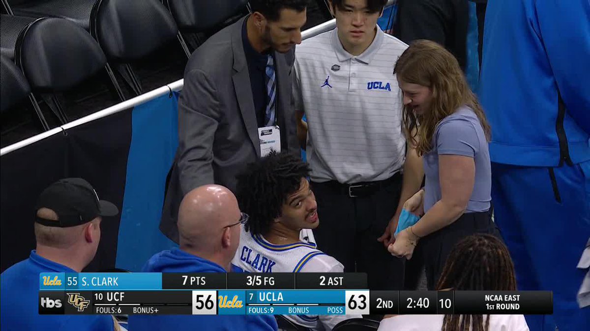 Andrew Catalon: "That's a good teammate right there. That is Jack Seidler, the junior from Marlboro, New Jersey, coming up with the tooth." 🏀🦷🎙️ #MarchMadness #NCAATournament