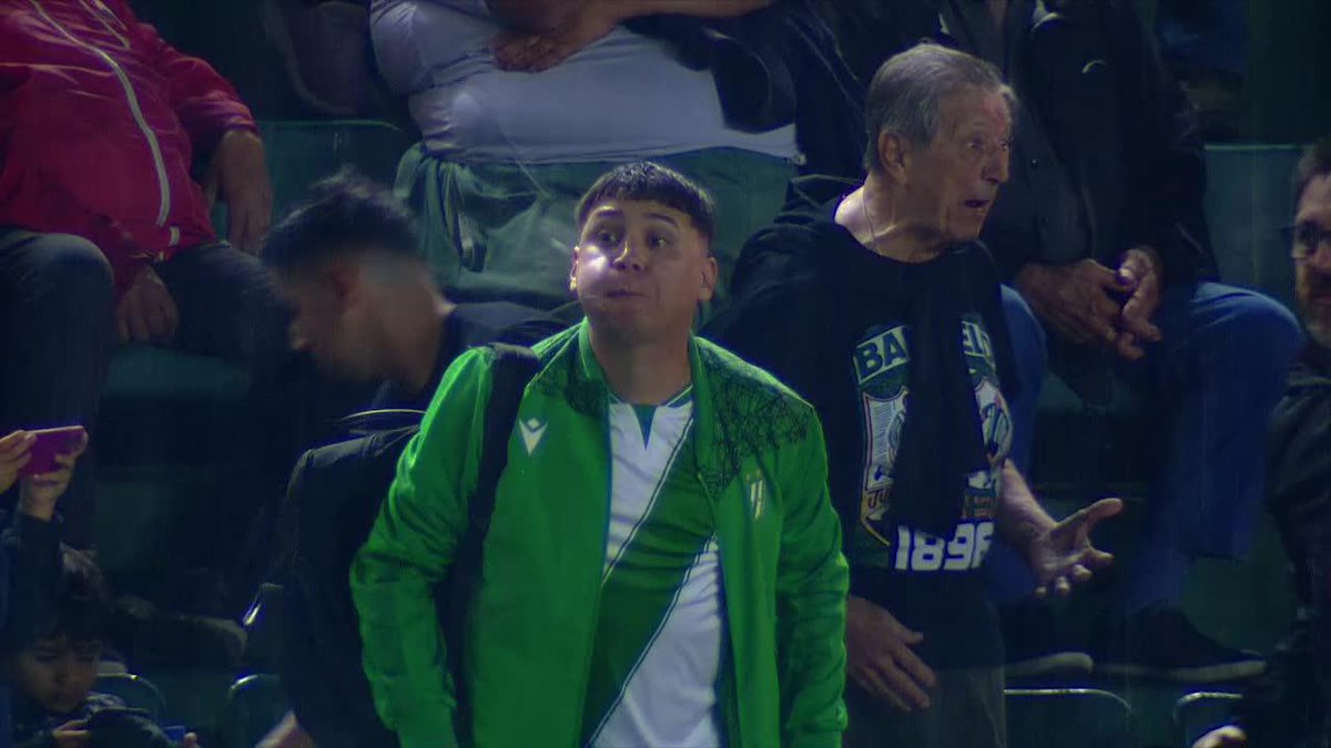 ASÍ NO, MUCHACHOS... Enojados porque no le cobraron la falta a Banfield, este hincha le tiró un escupitajo al línea.