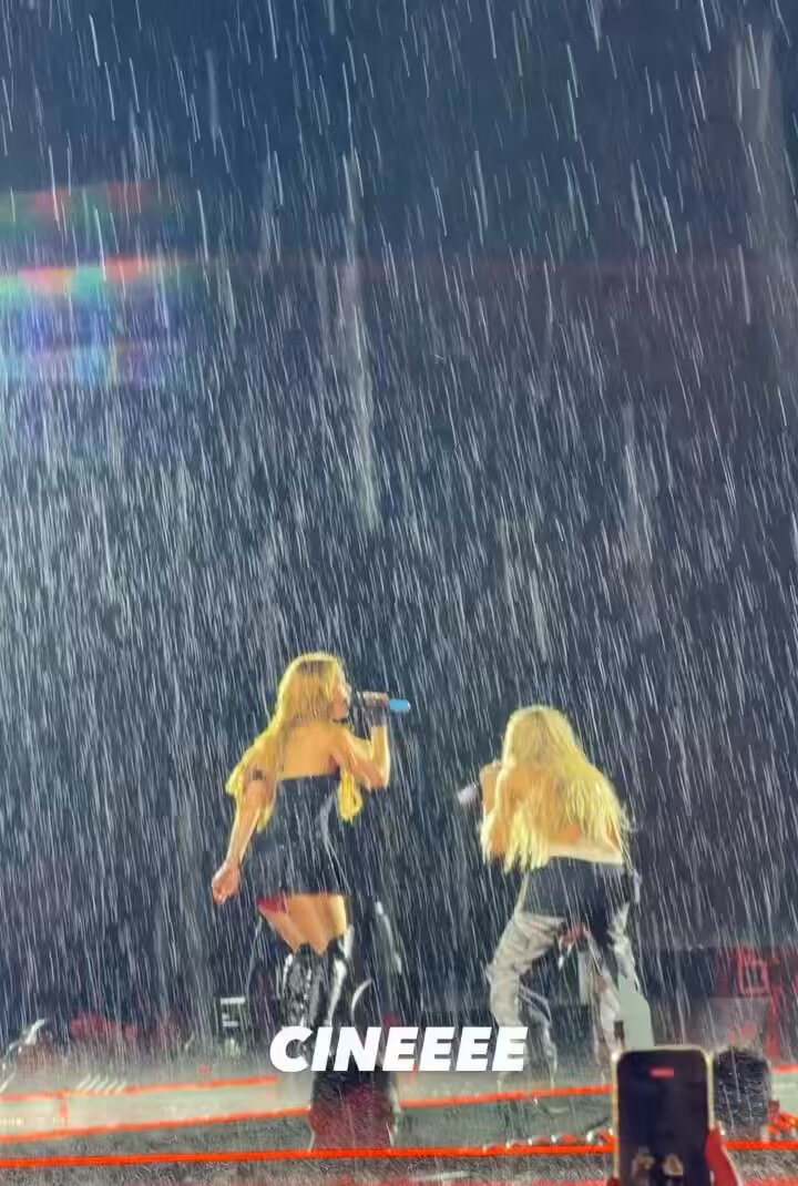 q hayan cantando bajo la lluvia lo hace mas épico