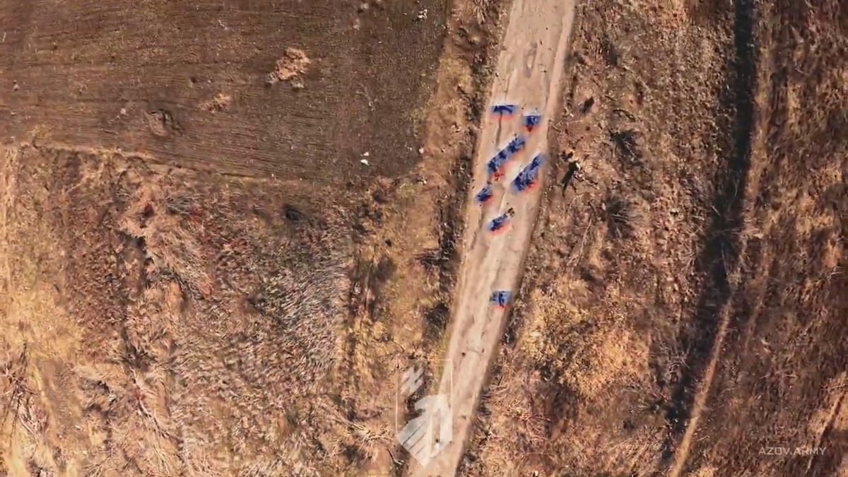 50'den fazla ölen Rus askerine ait drone görüntüleri. 1. Kolordu açıklaması; Dobropillia yönünde, Ukrayna 1. Kolordusu “Azov” sorumluluk sahasında yılbaşından bu yana yürütülen savunma faaliyetlerinde: 🔹4.234 Rus askeri öldü, 🔹2.238’i yaralandı, 🔹27 Rus askeri esir alındı.