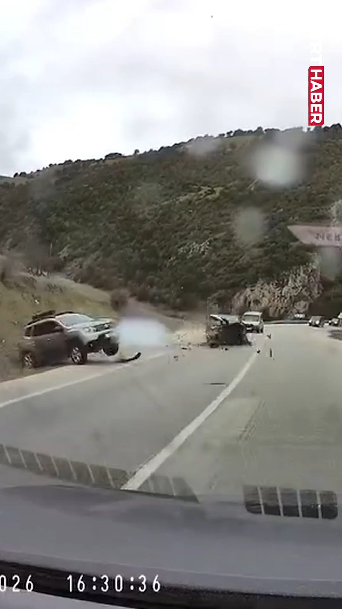 Isparta'da 3 aracın karıştığı zincirleme kaza.