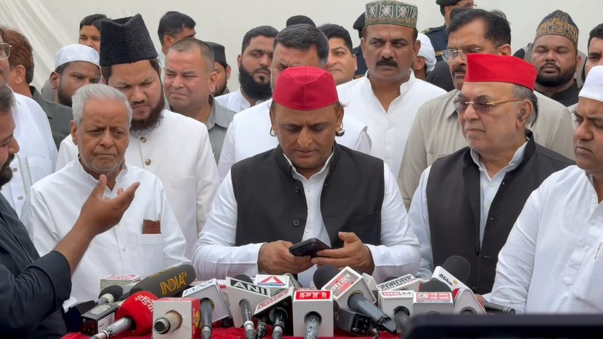 "राजधानी में अब दोबारा बांटी चोखा की दावत नहीं हो पाएगी, चुटिया पकड़कर खींच लिया गया, कितना अपमानित हुए बताइए। 2027 में बड़ी शपथ होने जा रही है, भाजपा का अब कुछ चलने वाला नहीं है।" - माननीय राष्ट्रीय अध्यक्ष श्री अखिलेश यादव जी