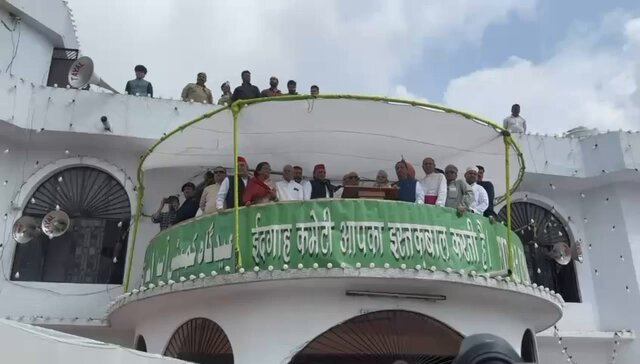 लखनऊ के ऐशबाग स्थित ईदगाह में ईद की नमाज़ अदा कर रहे साथियों के बीच पहुंचकर सभी को मुबारकबाद दी। प्रेम, सौहार्द और भाईचारे का यह त्यौहार आप सभी को मुबारक़!