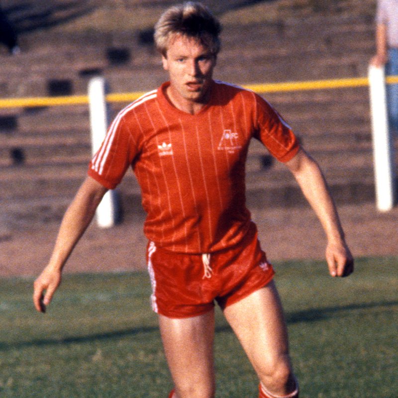 Back in January 1985 Aberdeen FC thrashed Rangers 5-1. Frank McDougall got a hat-trick that day. Here are all 3 goals. Aberdeen won the title that season. #Standfree