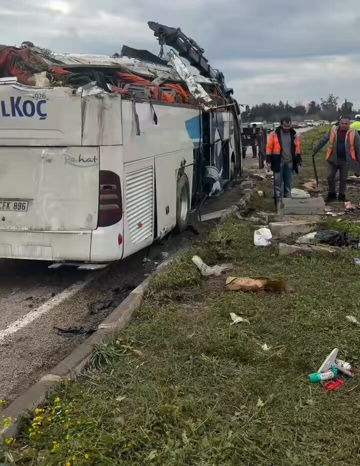 Ankara-Osmaniye seferini yapan yolcu otobüsünün Adana Kozan’da devrilmesi sonucu 2 vatandaş hayatını kaybetti, 20 kişi yaralandı.