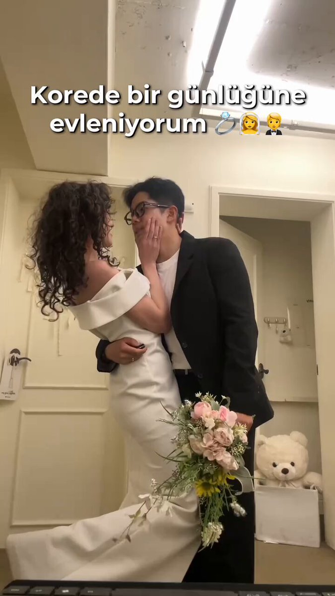 Güney Kore’de, sevgilisiyle bir günlüğüne evlenen genç bir kadının paylaştığı video sosyal medyada viral oldu. “Bugün erkek arkadaşımla bir günlüğüne evleniyorum.” “Kore’de sevdiğiniz biriyle bir günlüğüne evlenebileceğinizi biliyor muydunuz?”