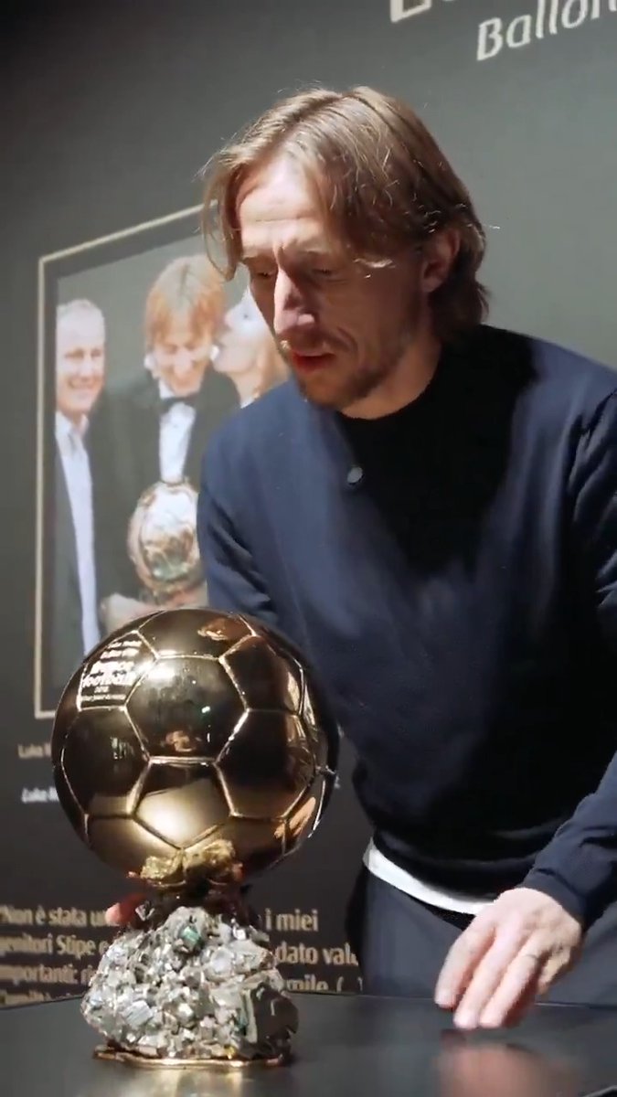 🚨😳Luka Modrić has officially donated his Ballon d'Or to the Milan Museum.