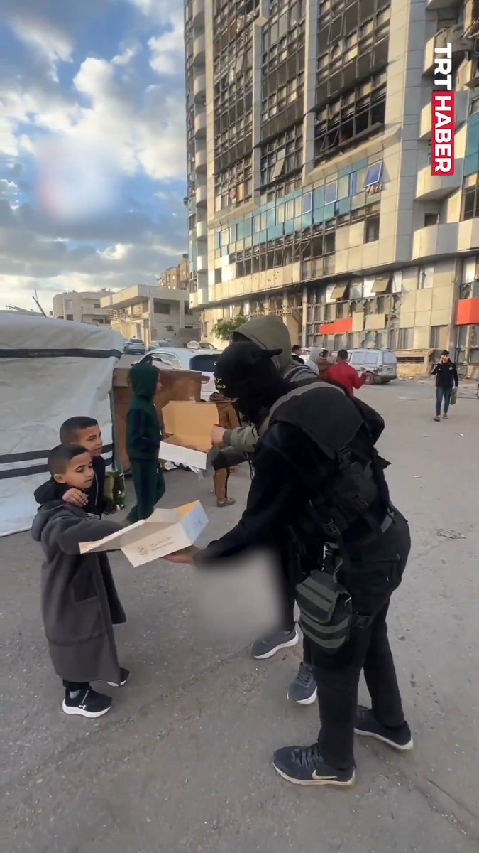 Kassam Tugayları, soykırımcı İsrail'in ablukası altındaki Gazze'de bayram tatlısı dağıttı.