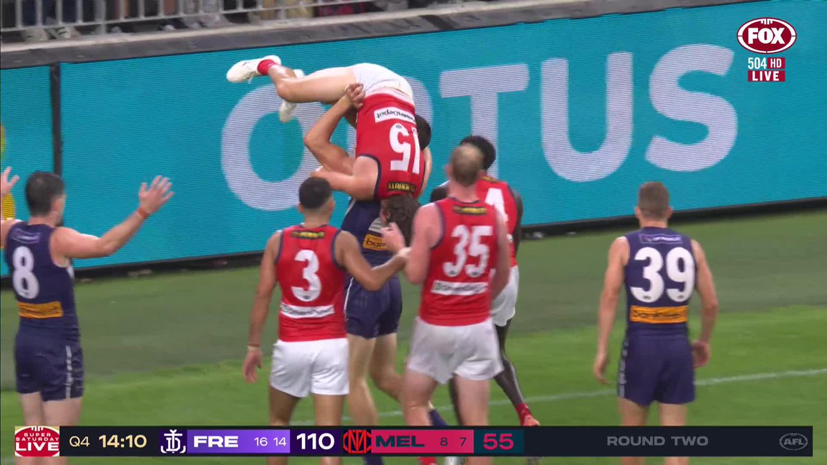 Pat Voss SUPER STRENGTH 😤 📺 Watch #AFLFreoDees on ch.503 or stream on Kayo: ✍️ BLOG 🔢 MATCH CENTRE