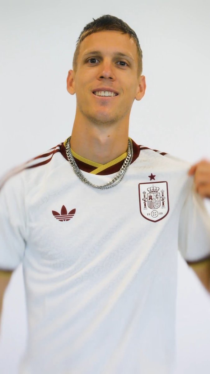 🤯 ¿Puede estar más hypeada? Dani Olmo la luce así de bien y tú también puedes hacerlo. ➡️ ¿Que dónde la puedes conseguir? En la tienda oficial de la RFEF: #VamosEspaña | #CopaMundialFIFA