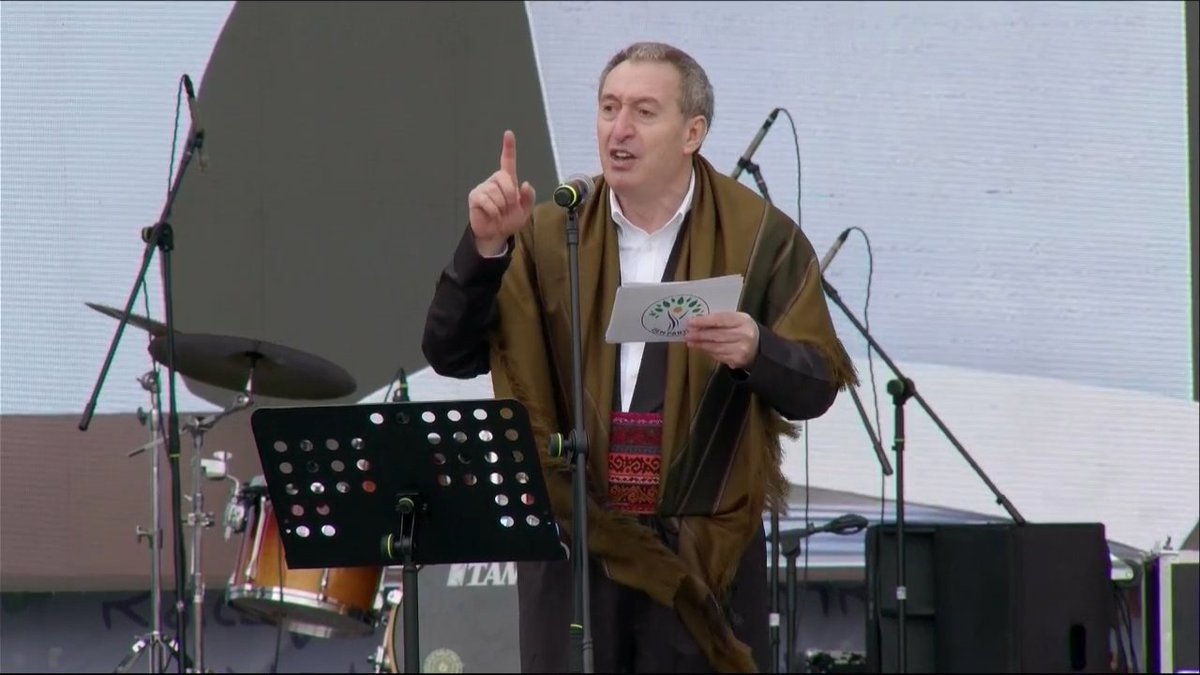 DEM Parti Eş Genel Başkanı Tuncer Bakırhan, Diyarbakır Newrozunda konuştu. 👇